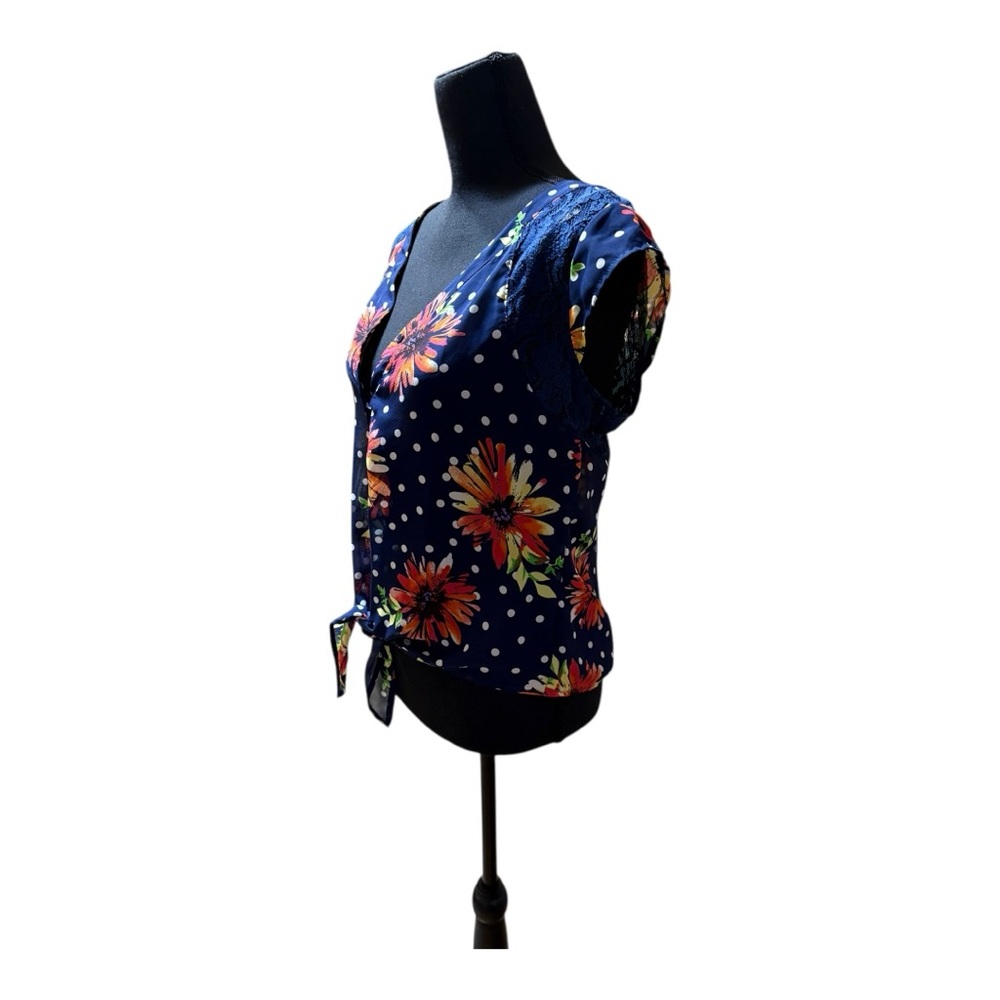 Love to be Loved summer blouse with a tie in the front. - Picture 4 of 6